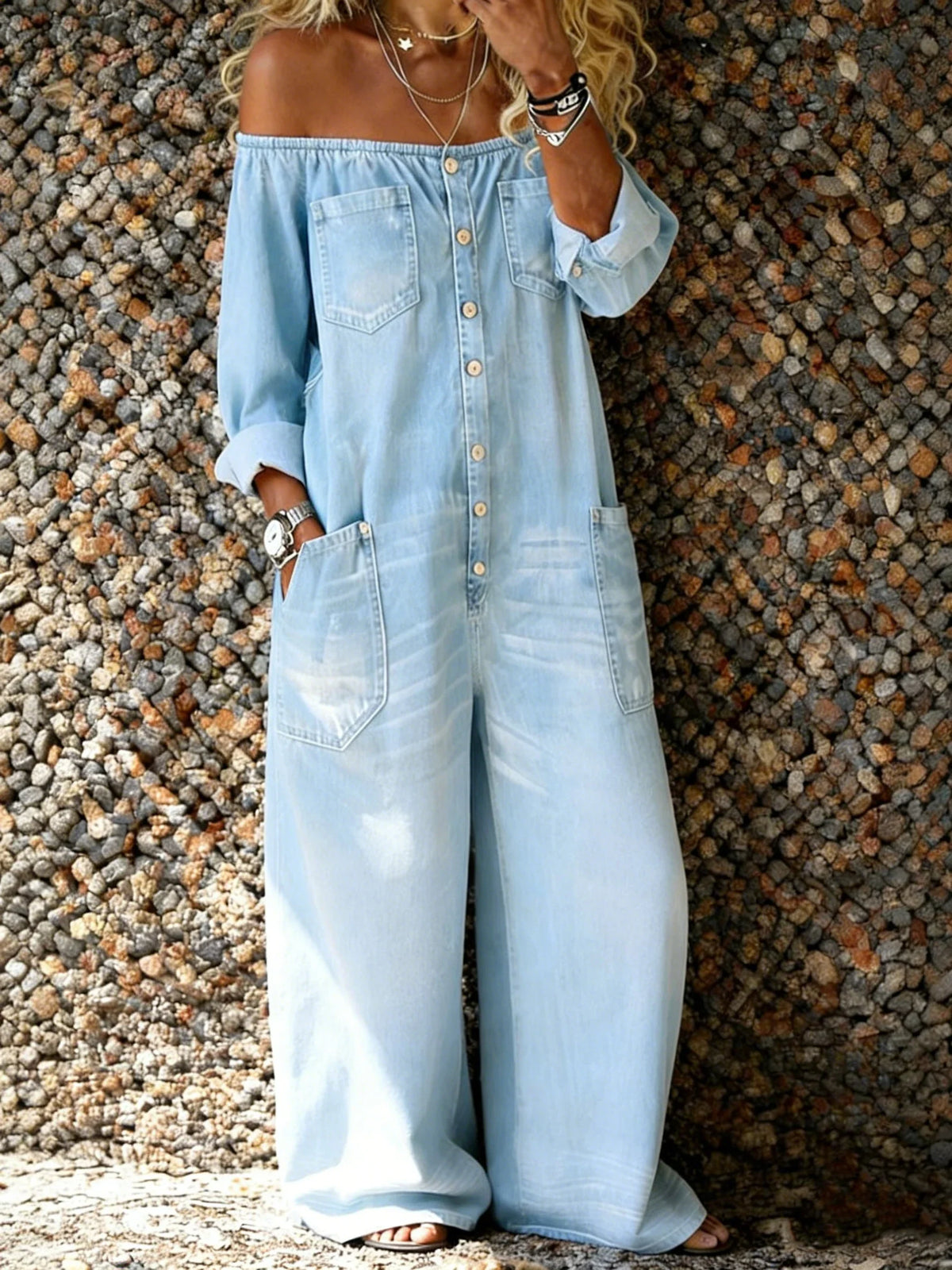 Combinaison-pantalon jean Noa bleu clair, encolure Bardot, boutons devant, poches, jambes larges.