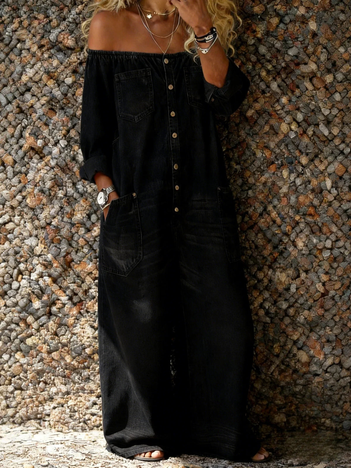 Combinaison-pantalon jean Noa noir, encolure Bardot, boutons devant, poches, jambes larges.