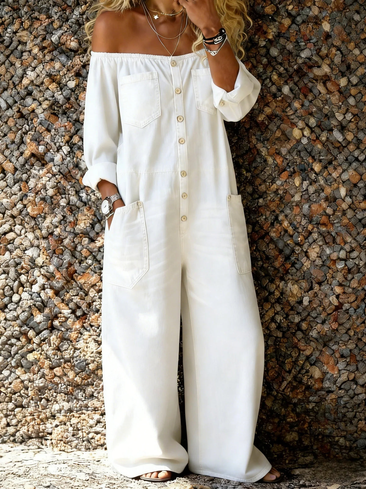 Combinaison-pantalon jean Noa blanc, encolure Bardot, boutons devant, poches, jambes larges.