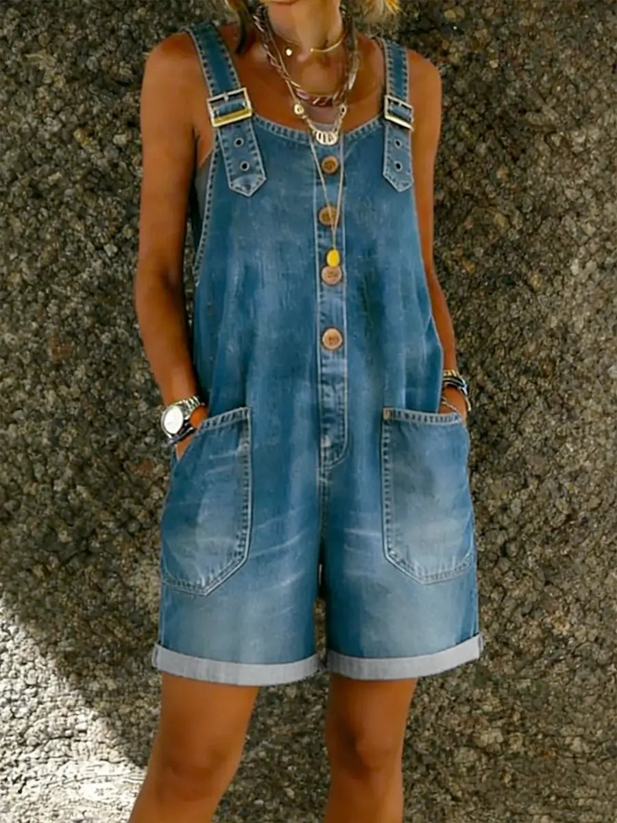 Combinaison short en jean bleu à bretelles, boutons devant, poches cargo