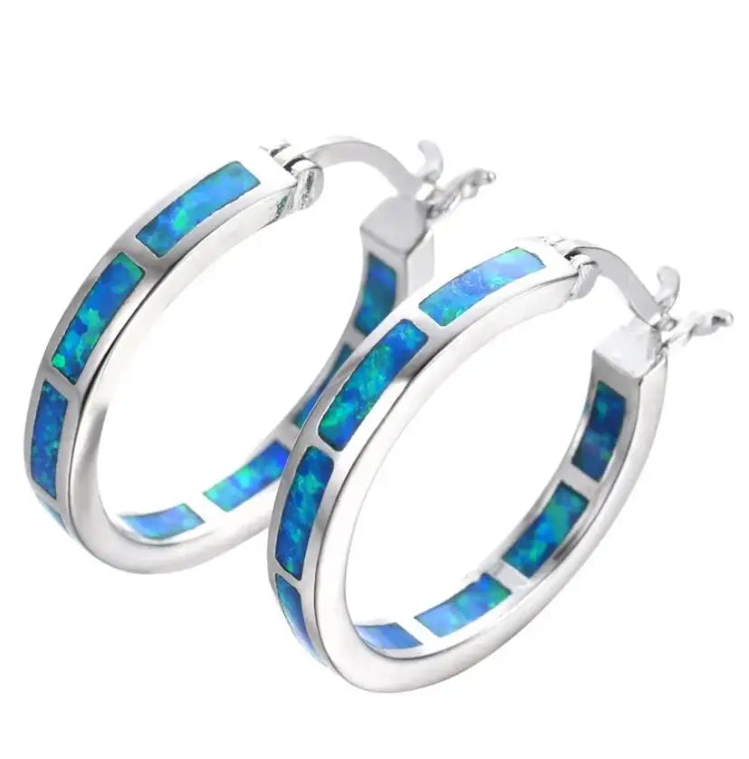 Boucles d’oreilles cerceau argentées avec insert opale de feu bleu