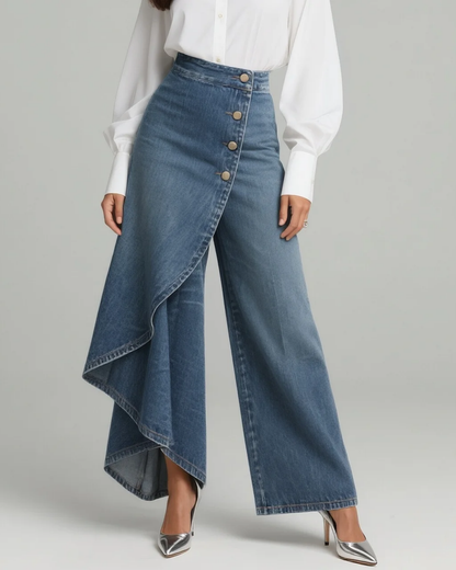 Jeans bleu moyen à jambes larges, drapé asymétrique sur l’avant, boutonnage.