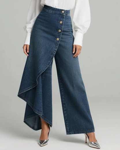 Jeans bleu foncé à jambes larges, drapé asymétrique et boutons sur la patte.