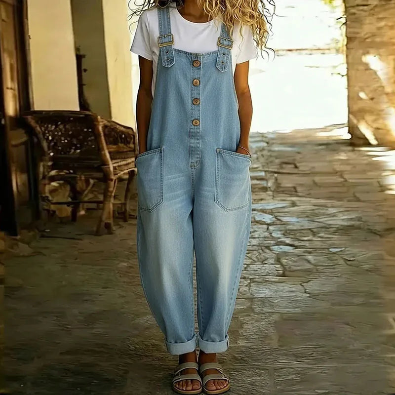Salopette en jean bleu clair, bretelles réglables, boutons devant, poches