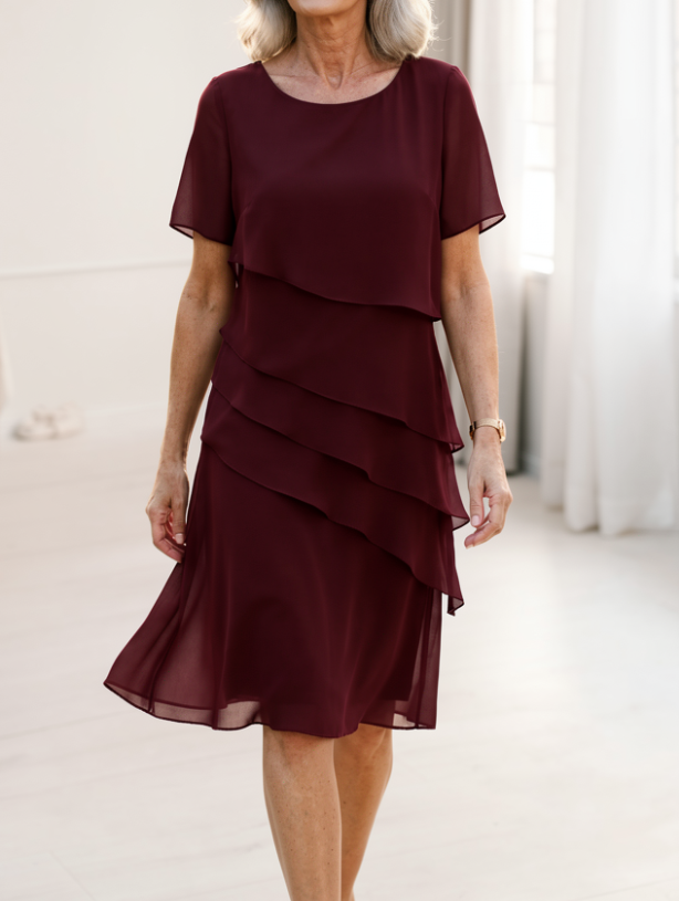 Robe fluide bordeaux à volants superposés, manches courtes, jupe mi-longue.