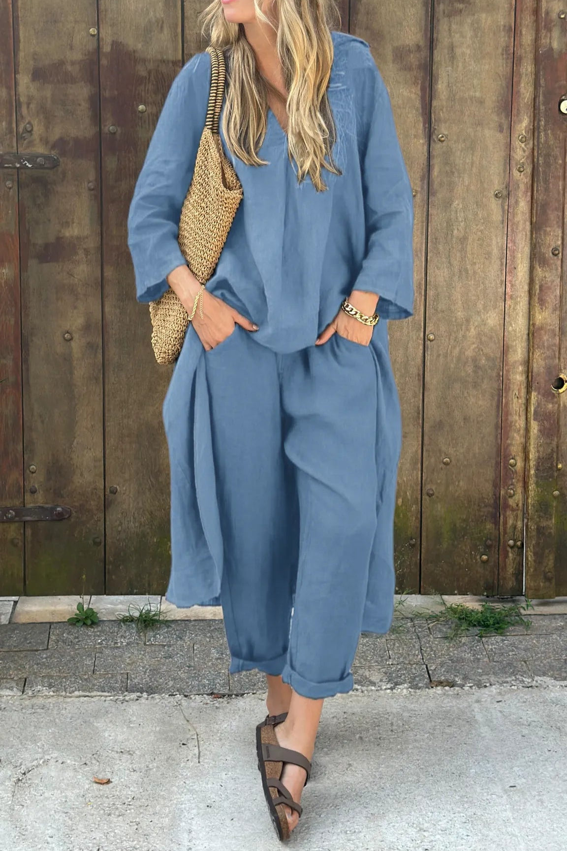 Ensemble tunique ample et pantalon fluide en bleu ciel, col en V et taille élastiquée