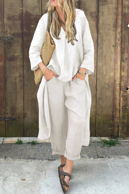 Ensemble tunique ample et pantalon fluide en blanc, col en V et manches 3/4