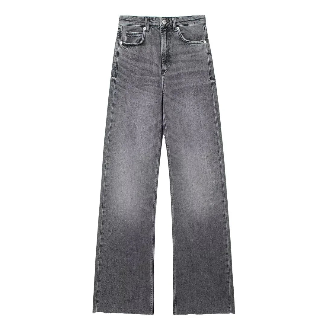 Pantalon en denim gris clair à coupe droite, coutures visibles, poches et passants