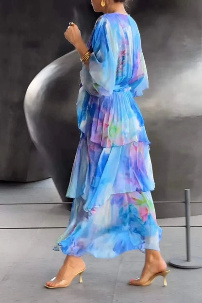 Robe en chiffon bleu dégradé, volants étagés au dos, manches longues évasées.