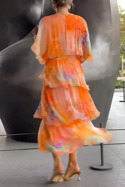 Robe en chiffon orange dégradé, volants étagés au dos, ceinture à nouer.
