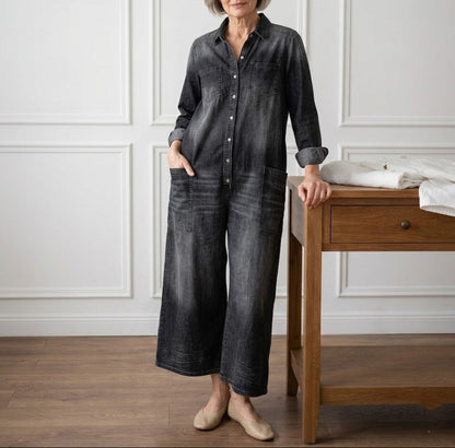 Salopette en denim noir vintage, fermeture boutonnée, poches plaquées, jambe ample.
