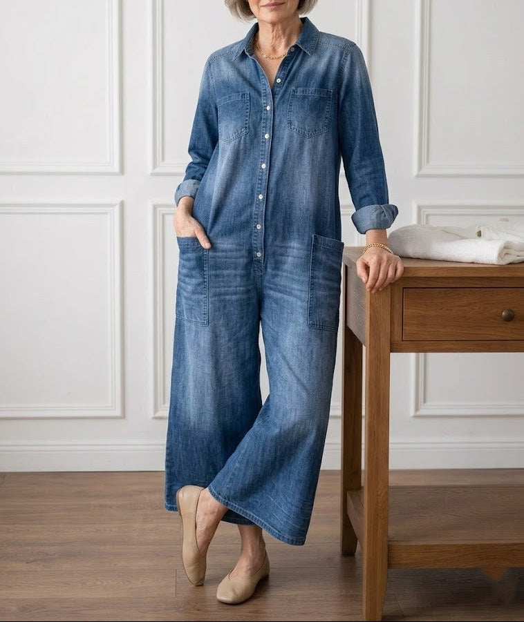 Salopette en denim bleu vintage, fermeture à boutons, poches avant, jambes évasées.