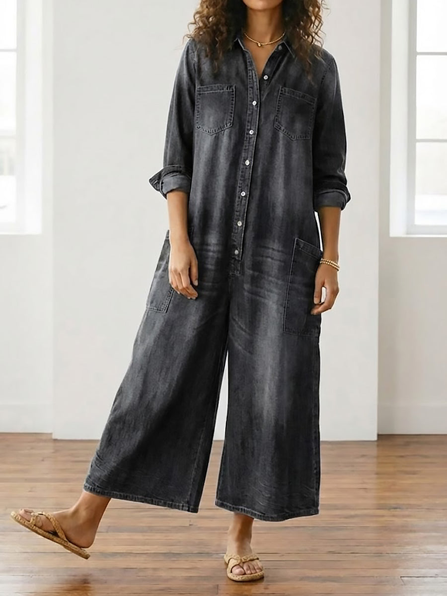 Salopette en denim noir vintage, fermeture boutonnée, poches poitrine, jambes amples.