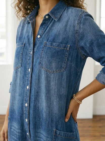Salopette en denim bleu : vue rapprochée, fermeture à boutons et poche poitrine plaquée.