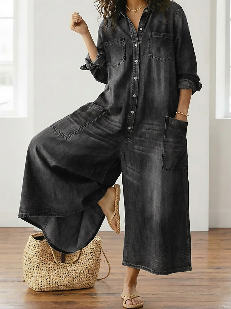 Salopette en denim noir vintage, fermeture à boutons, poches avant, jambe ample.
