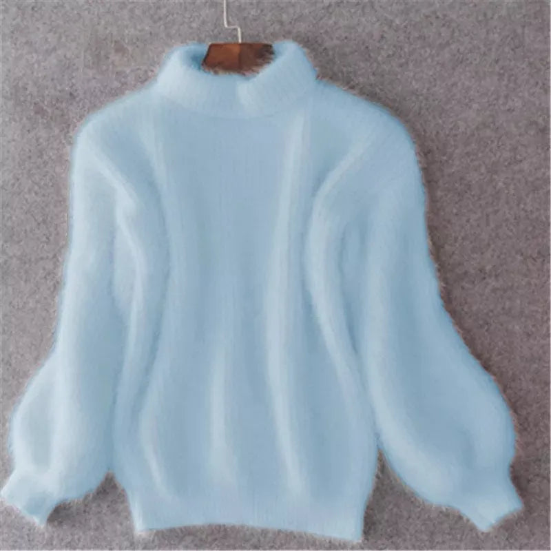 Pull col roulé bleu clair en maille, manches longues amples, coupe droite