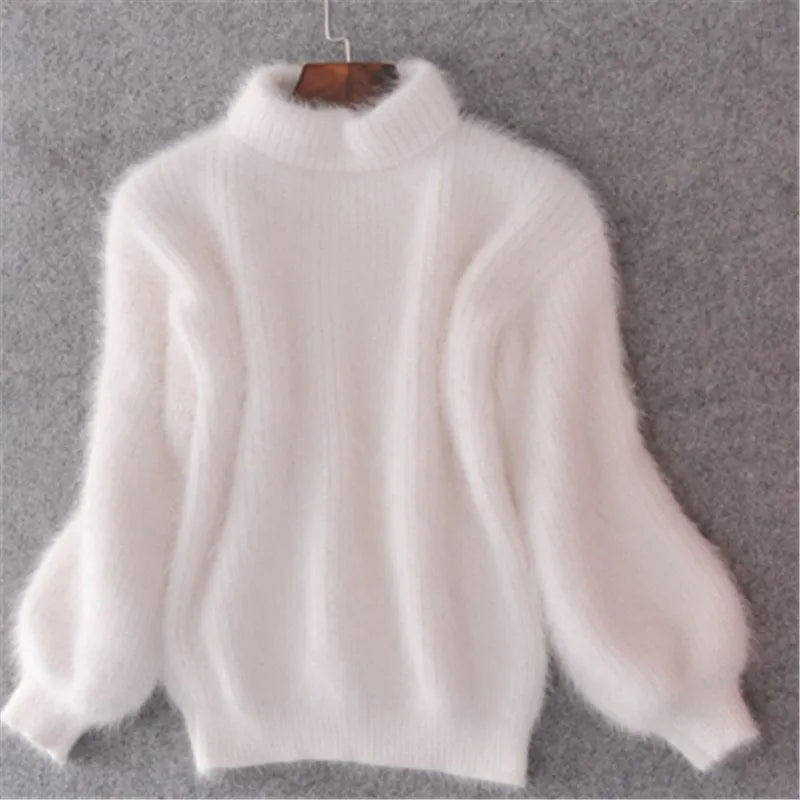 Pull col roulé blanc en maille duveteuse, manches longues amples, coupe droite