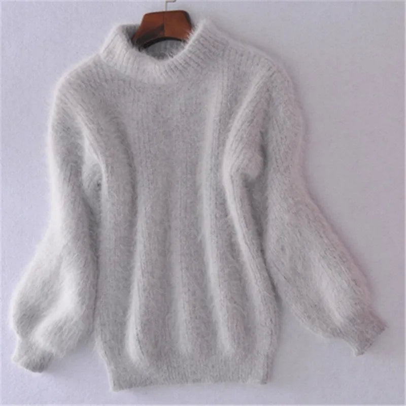 Pull col roulé gris clair en maille, manches longues amples, torsades verticales