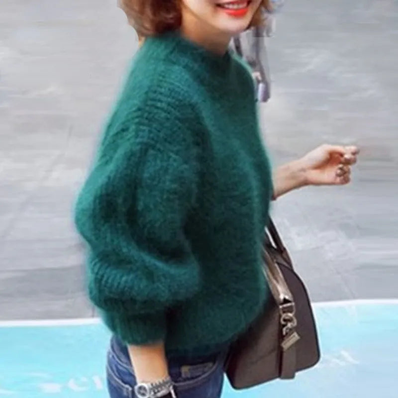 Pull col roulé vert foncé en maille, manches longues, porté avec jean