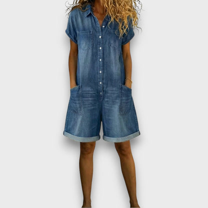 Salopette courte en denim bleu clair, devant boutonné et poches