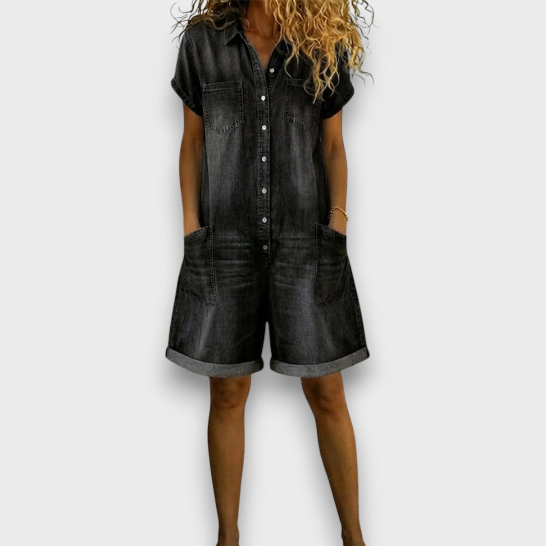 Salopette courte en denim noir, devant boutonné, poches plaquées