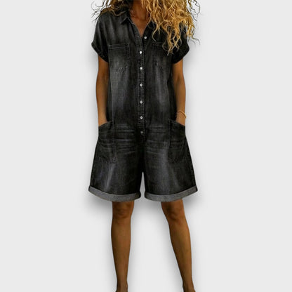 Salopette courte en denim noir, devant boutonné, poches plaquées