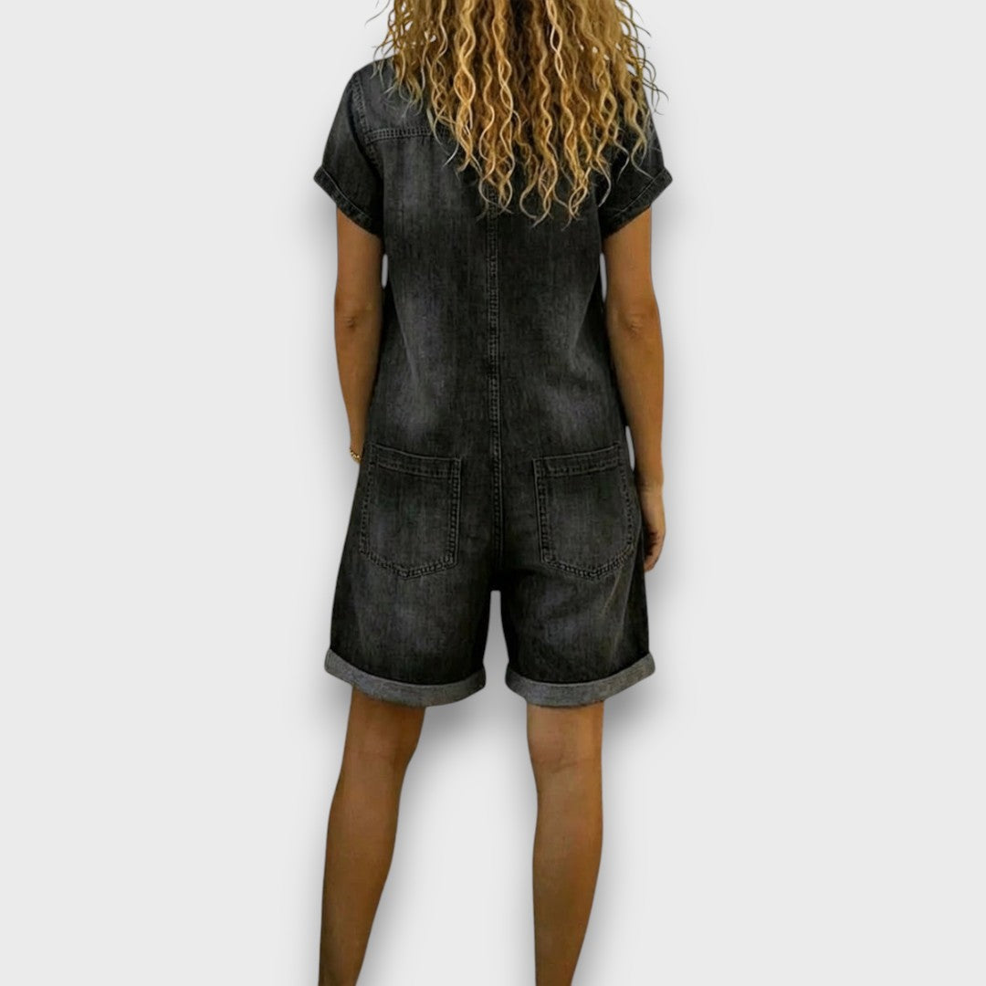 Salopette courte en denim noir, dos à poches plaquées