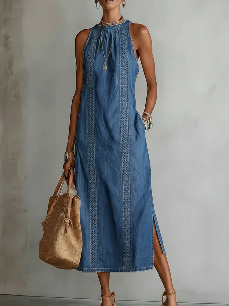 Robe en jean bleu clair, col montant sans manches, dentelle contrastante au centre
