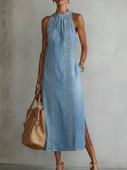 Robe en jean bleu clair mi-longue, dentelle verticale sur le devant, fente latérale
