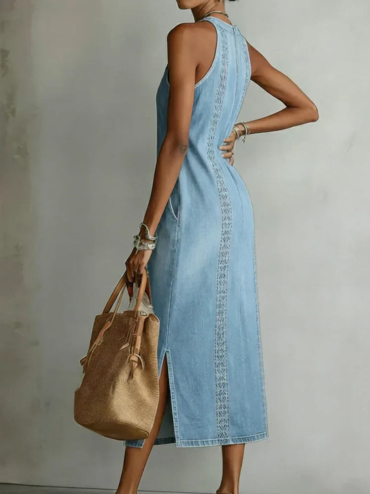 Robe en jean bleu clair sans manches, col montant, empiècement dentelle sur la poitrine