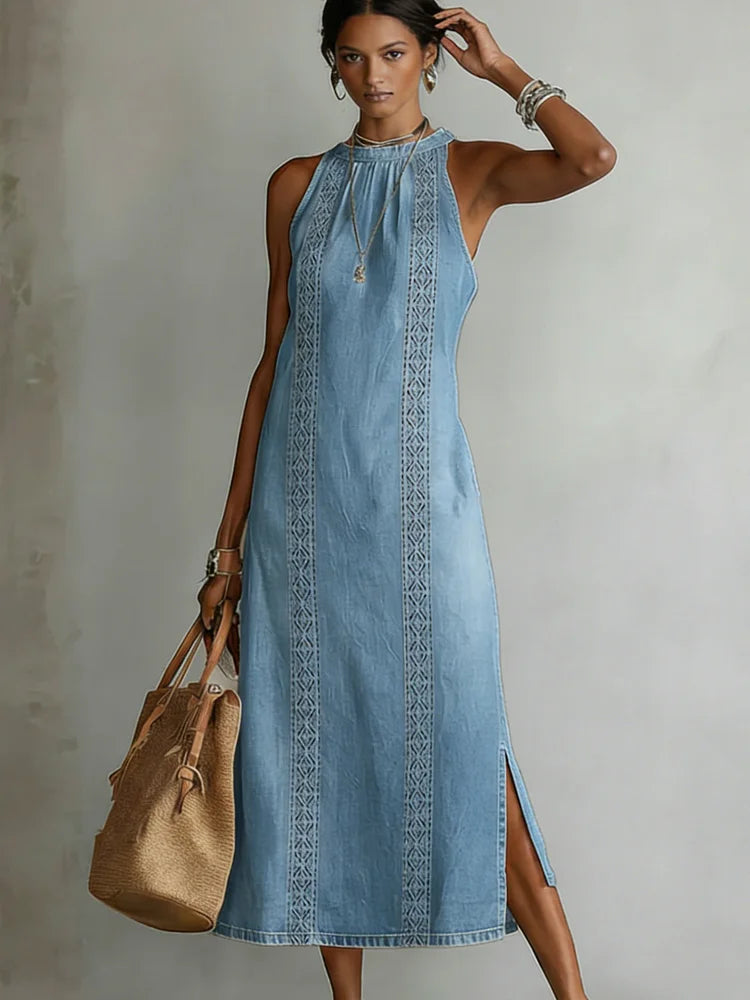 Robe en jean bleu clair sans manches, empiècement dentelle vertical, fente sur le côté