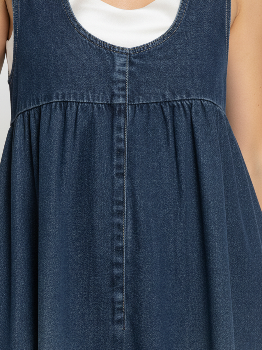Robe en denim bleu : encolure ronde sans manches et empiècement avec coutures