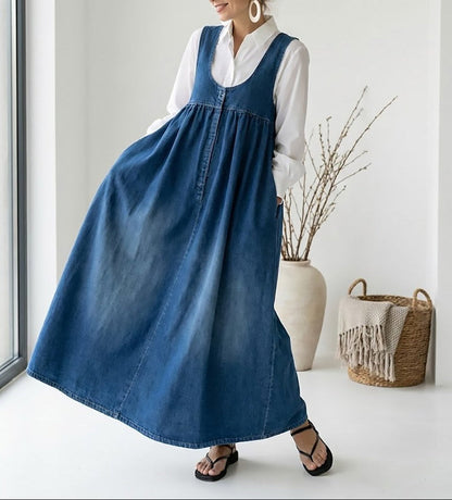 Robe longue en denim bleu délavé, sans manches, taille évasée et volume