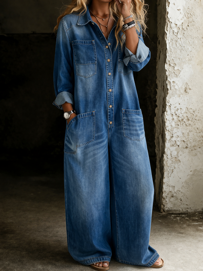 Combinaison en denim bleu, fermeture boutonnée, poches poitrine et poches latérales