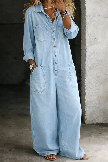 Combinaison en denim bleu clair, fermeture boutonnée, poches poitrine et latérales