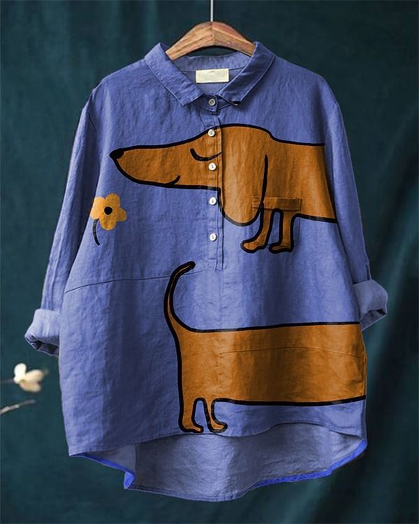 Blouse bleue à col chemise, manches longues, motif artistique de teckel, boutons.
