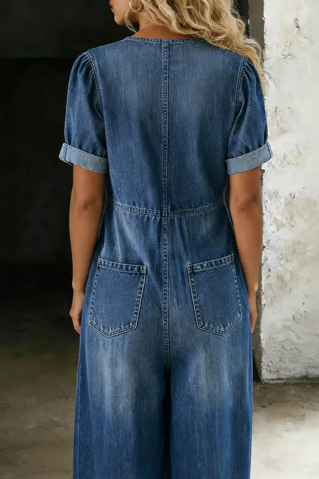 Combinaison en jean bleu manches courtes, dos boutonné et poches plaquées