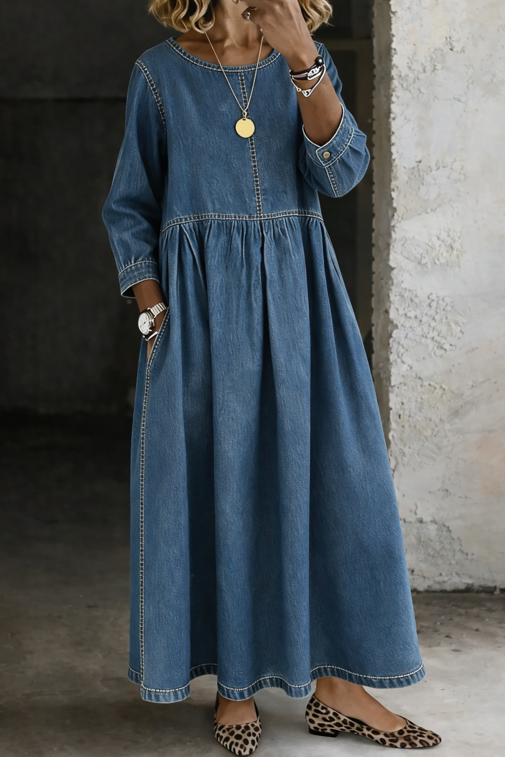 Robe en denim bleu, col rond, manches longues boutonnées, taille froncée