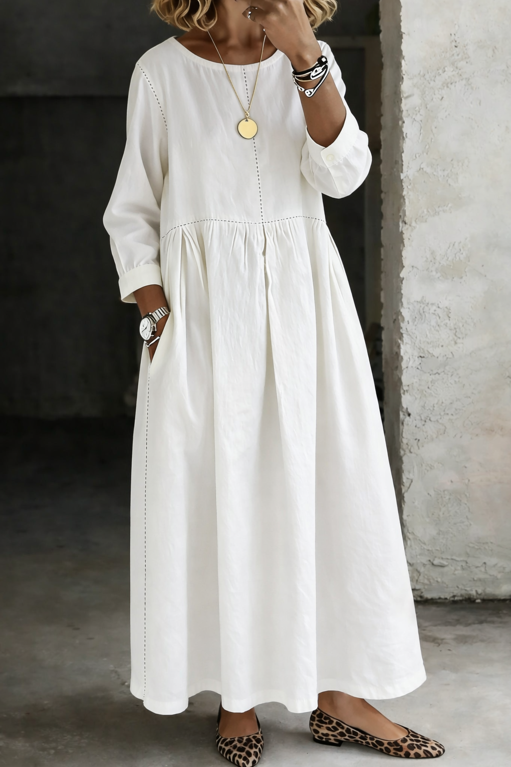 Robe blanche ample, col rond, manches longues, taille froncée