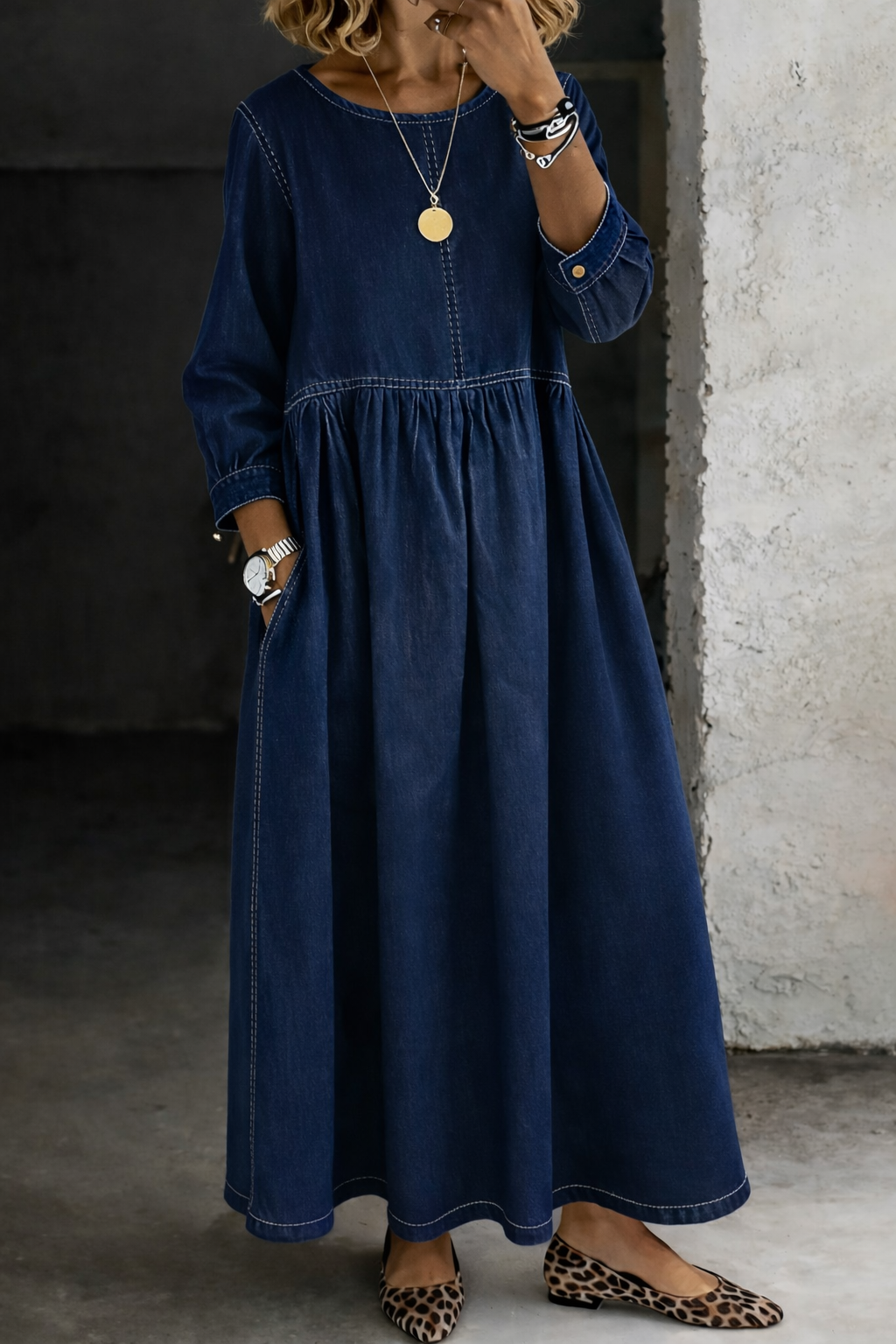 Robe en denim marine, col rond, manches longues, taille froncée et surpiqûres