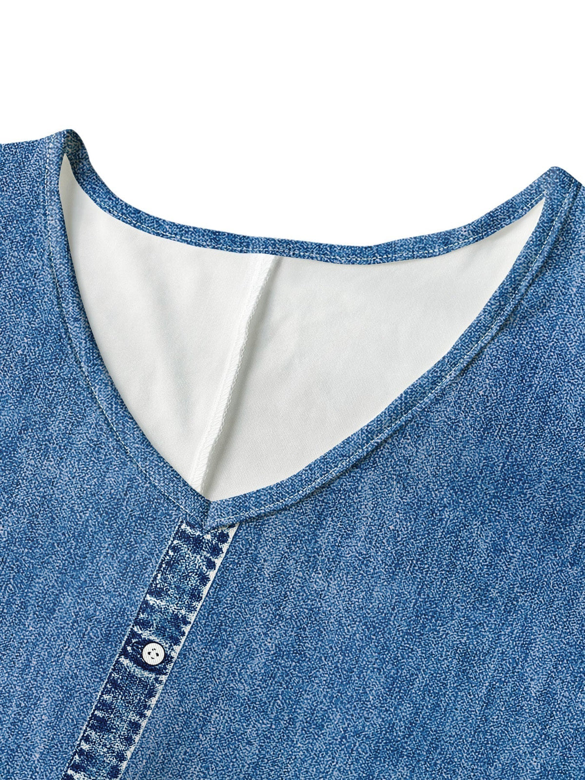 Robe en denim bleu, encolure en V, coutures visibles et patte boutonnée