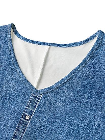 Robe en denim bleu, encolure en V, coutures visibles et patte boutonnée