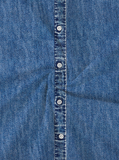 Patte boutonnée sur robe en denim bleu, détail des boutons