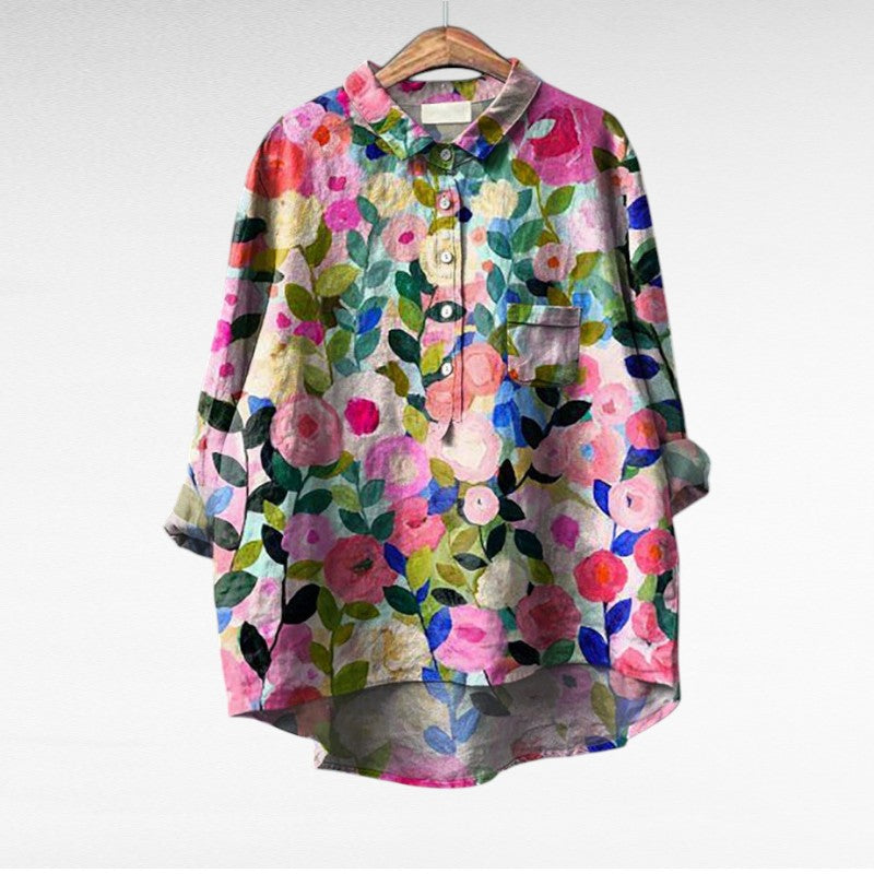 Blouse à col chemise en tissu floral multicolore, boutonnée, manches trois-quarts.