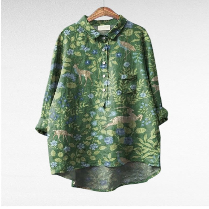 Blouse à col chemise vert, motifs végétaux et fleurs, boutonnée, manches trois-quarts.