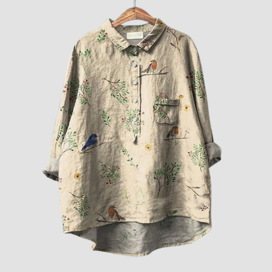 Blouse délicate en coton beige, imprimé oiseaux et fleurs, col chemise, poche poitrine.
