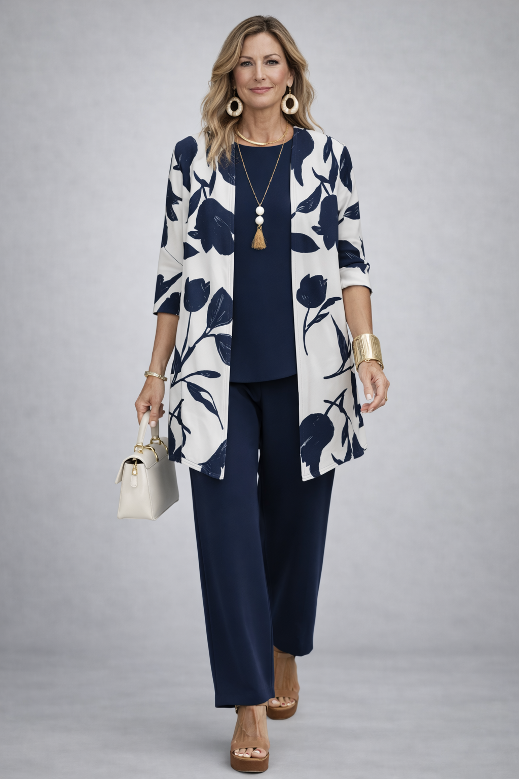 Ensemble 3 pièces Evania : tunique blanche fleurs bleu marine, top bleu marine, pantalon.