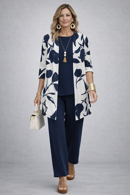 Ensemble 3 pièces Evania : tunique blanche fleurs bleu marine, top bleu marine, pantalon.