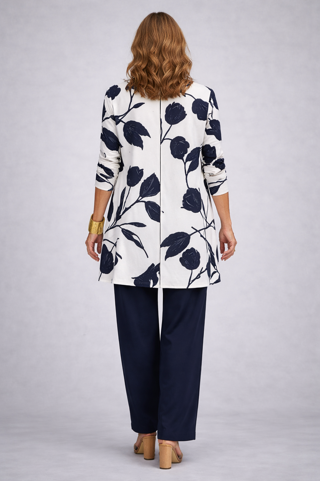 Ensemble 3 pièces Evania : tunique blanche à fleurs bleu marine, pantalon marine.