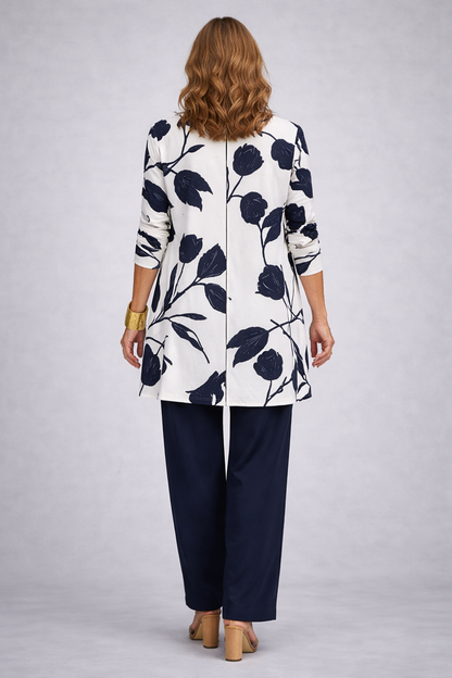Ensemble 3 pièces Evania : tunique blanche à fleurs bleu marine, pantalon marine.
